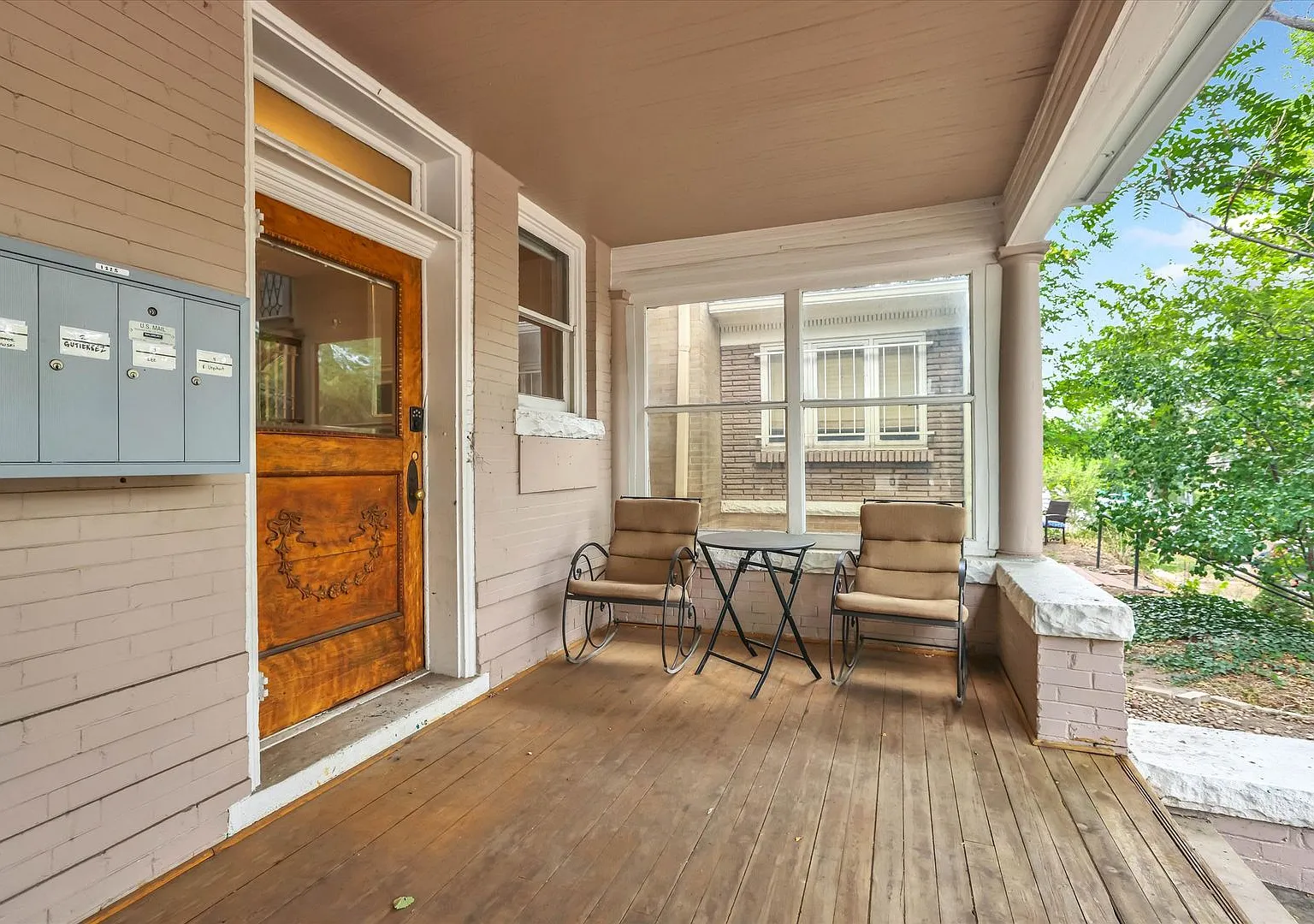 Beautiful two story unit with Victorian charm — Photo 4