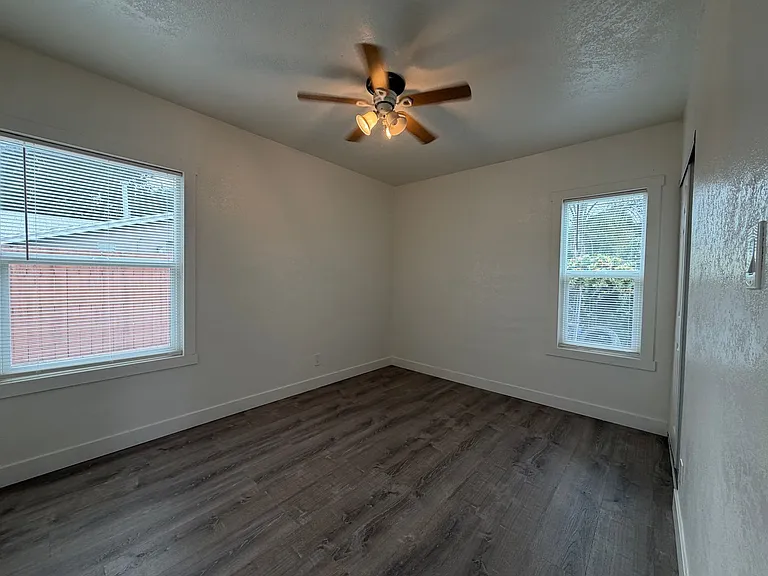 535 Jackson St — Photo 14