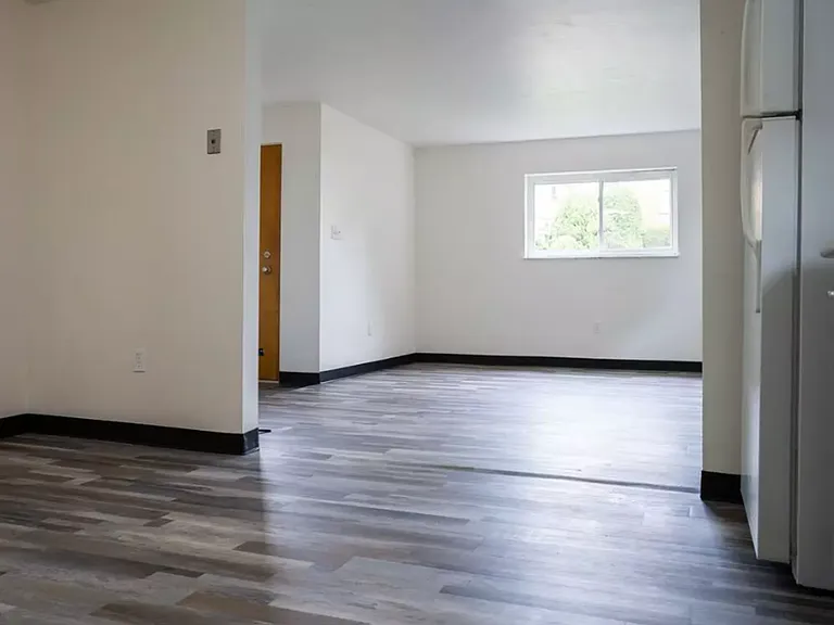 549 Farview Dr — Photo 2
