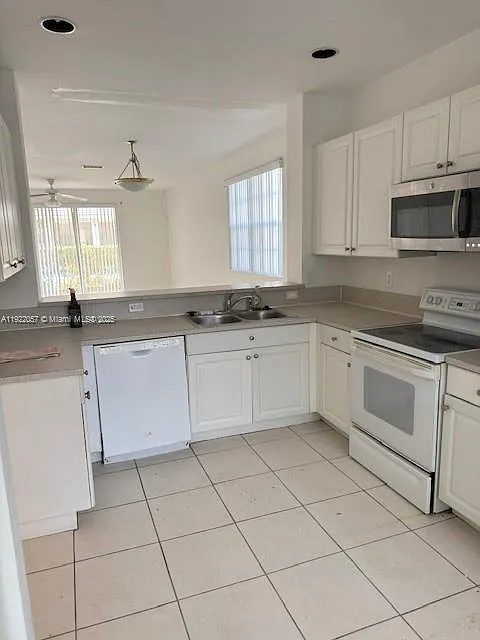 3 bed, 2.5 bath, 1584 sqft, $2,650 — Photo 2