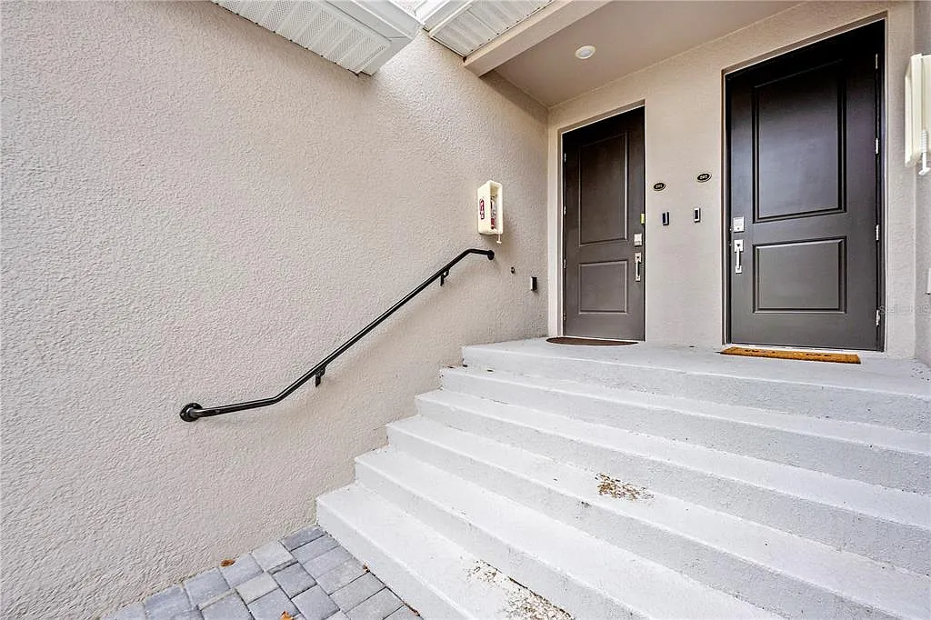3 bed, 2.0 bath, 2294 sqft, $3,000 — Photo 2