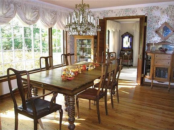 BANQUET SIZED DINING ROOM!