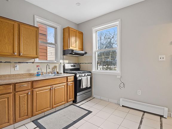 4th image of 21 Howard Pl Floor 1