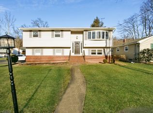 7 Canterbury Dr, Scotch Plains, NJ 07076