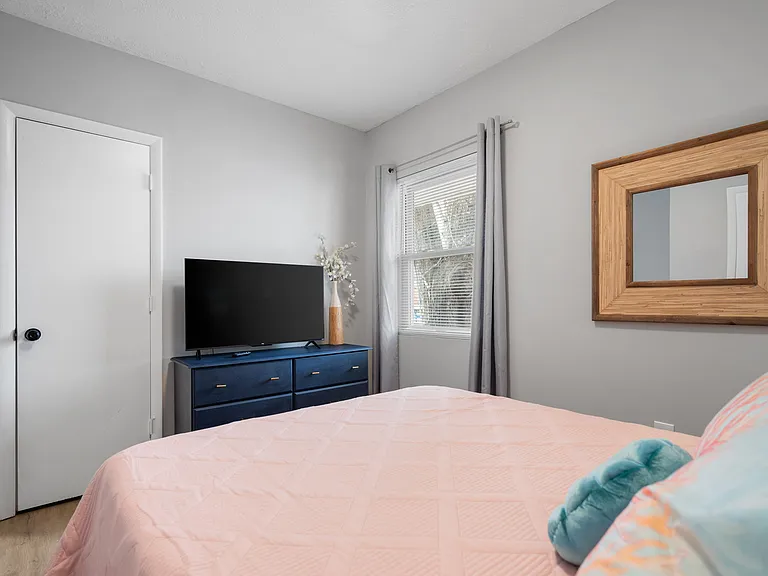 2403 E Pembroke Ave — Photo 22