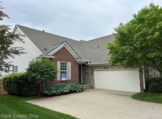 748 Knolls Landing Dr, Milford, MI 48381