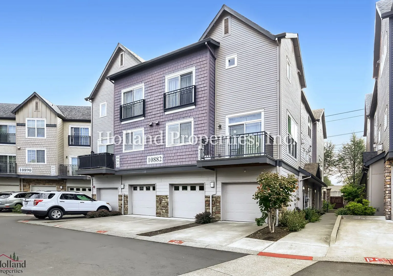 Comfortable 3BR Hillsboro Home with Family Room & Garage — Photo 1
