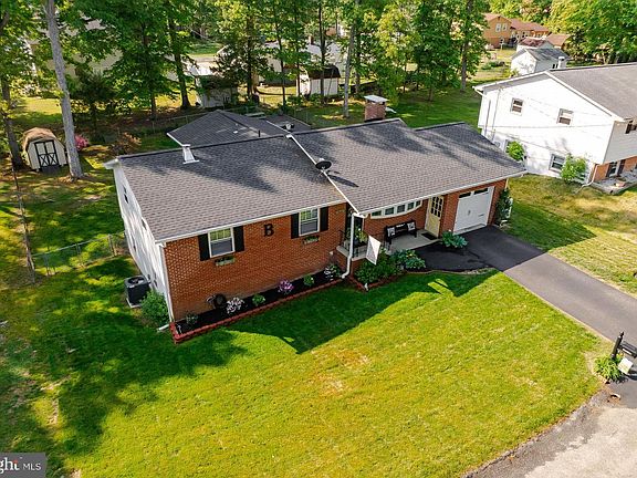 3rd image of 8 Leslie Dr