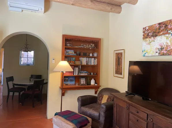 910 Gildersleeve St, Santa Fe, NM 87505