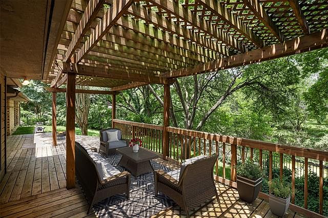 1st image of 3241 Creekbend Dr
