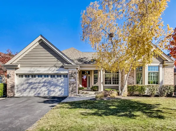 410 Course Dr, Lake In The Hills, IL 60156