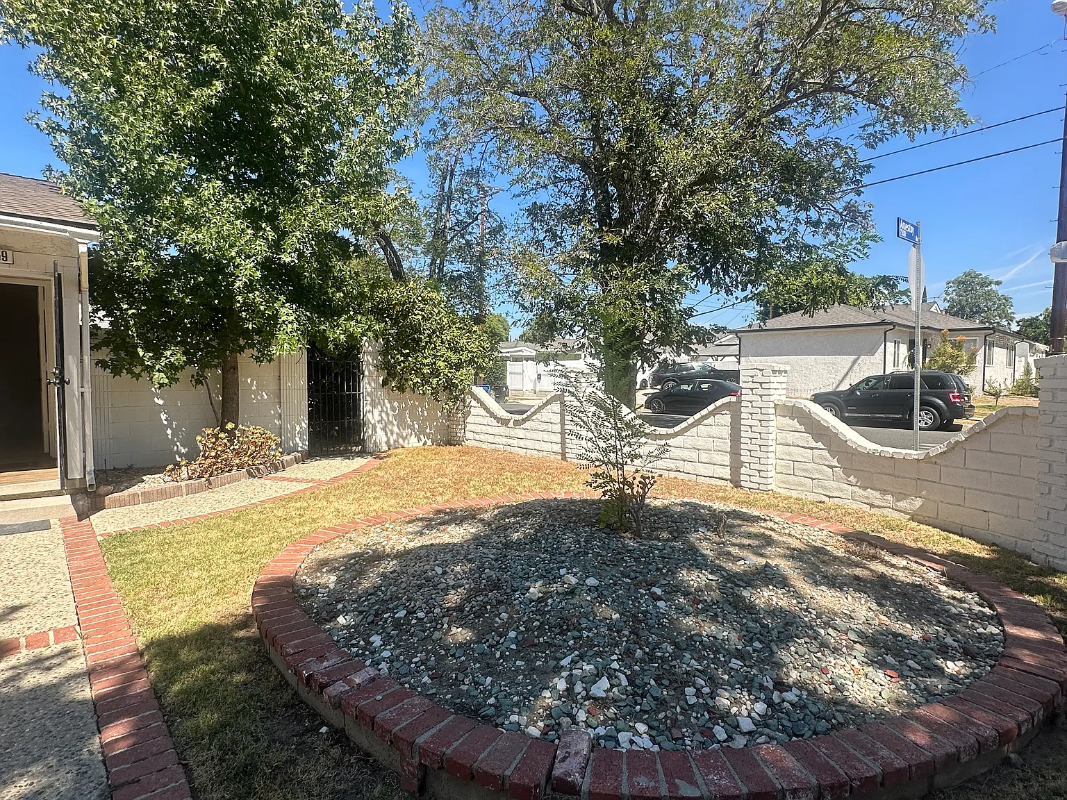 3 bed, 1989 sqft, $4,299 — Photo 2