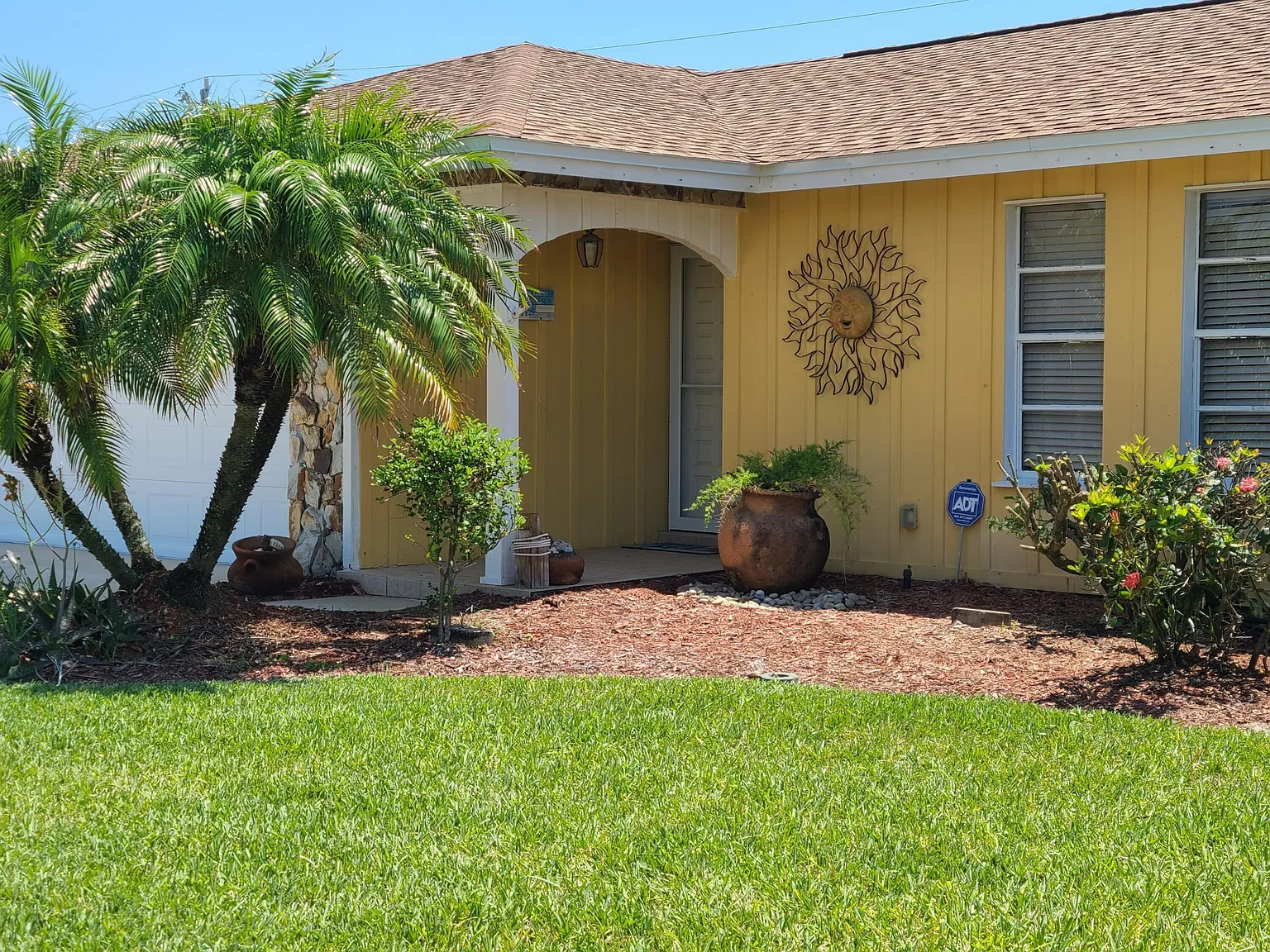 3 bed, 2.0 bath, 1889 sqft, $3,400 — Photo 2