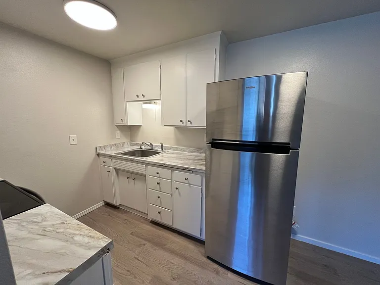 Julee Apartments — Photo 3