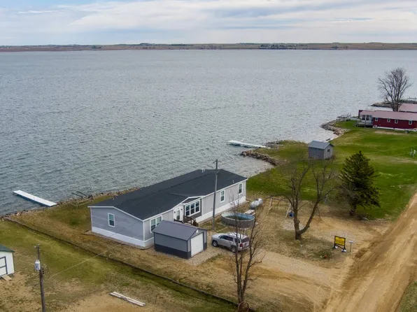 230 W Lakeshore Dr, Waubay, SD 57273