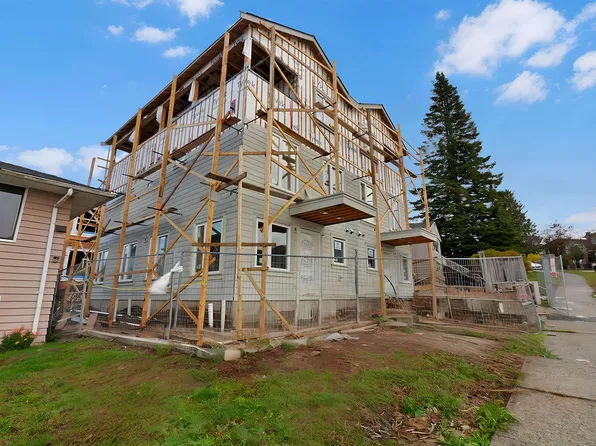 3581 Haida Dr #3, Vancouver, BC V5M 3Y9