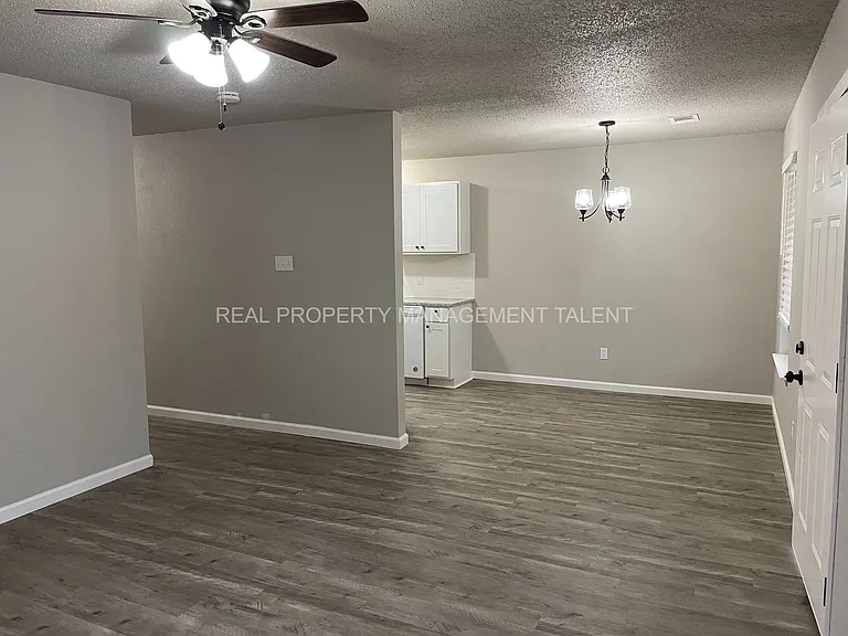 318 N Waco St — Photo 3
