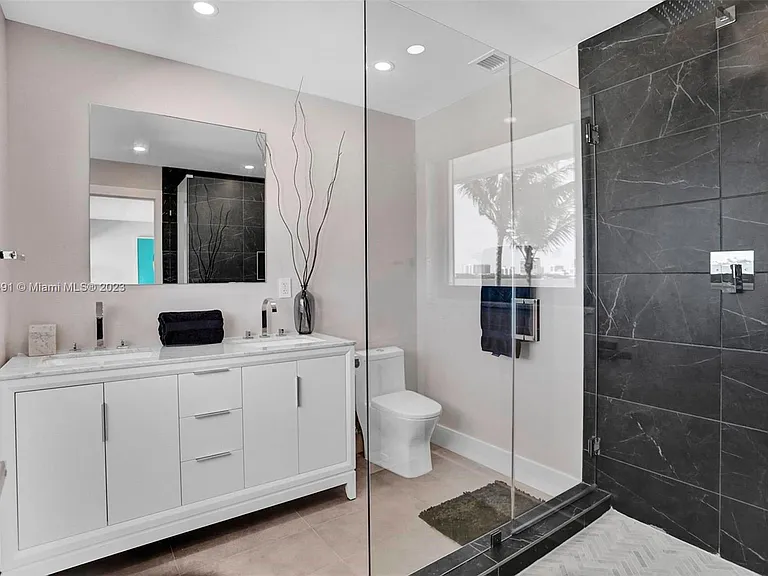 9101 N Bayshore Dr — Photo 22