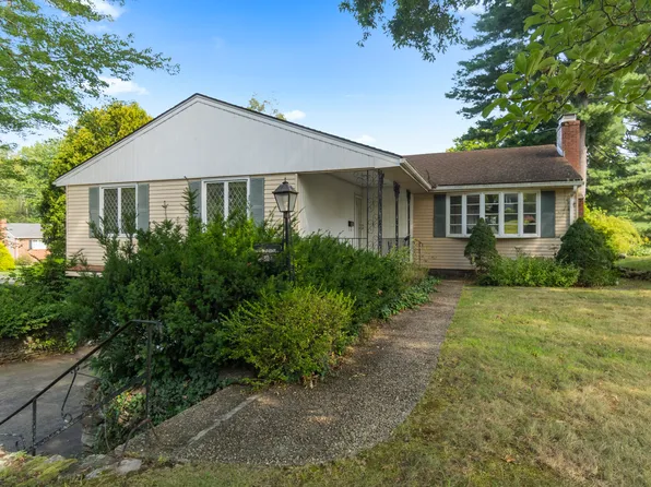 30 Farmstead Lane, West Hartford, CT 06117