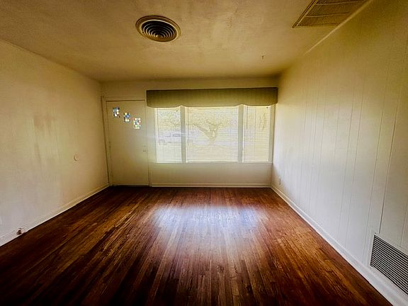 2nd image of 926 W Kleberg Ave