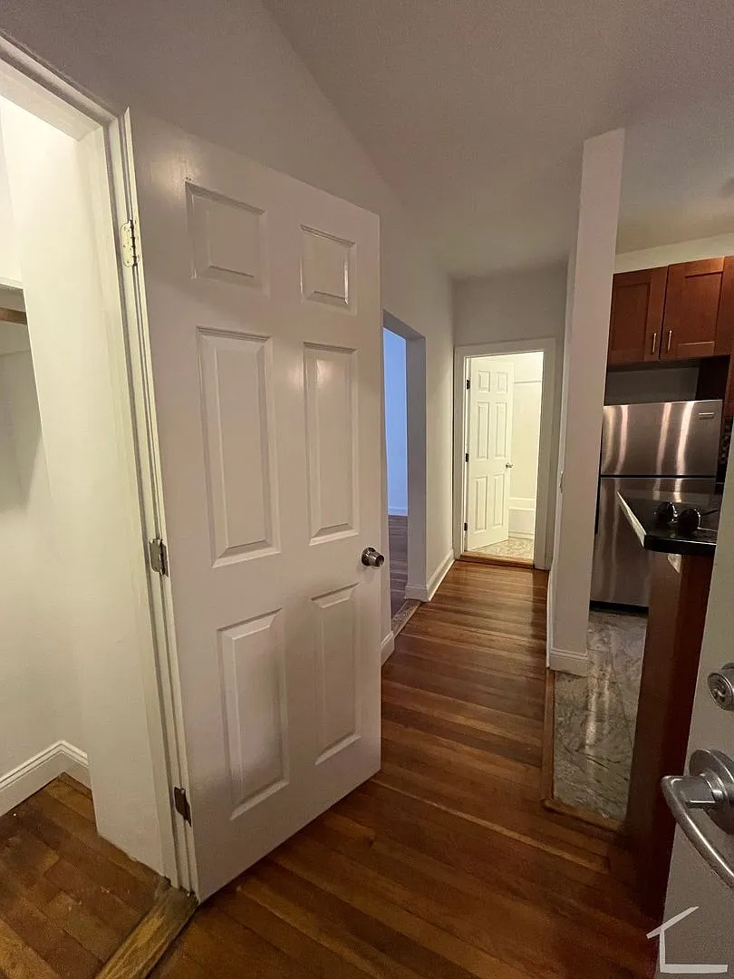 Charming 1 Bedroom-No Broker Fee — Photo 4