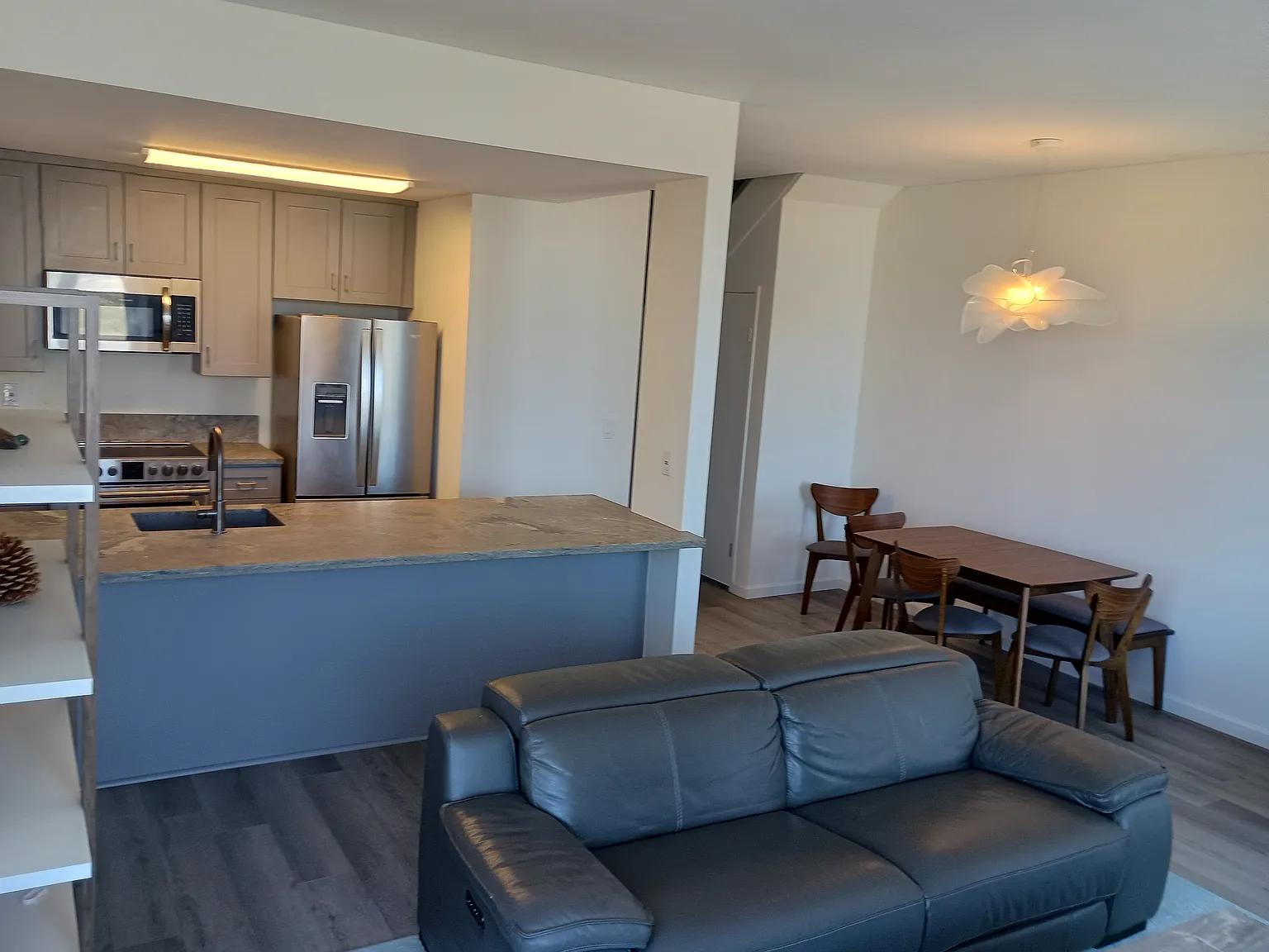 3 bed, 2.5 bath, 1850 sqft, $6,200 — Photo 2