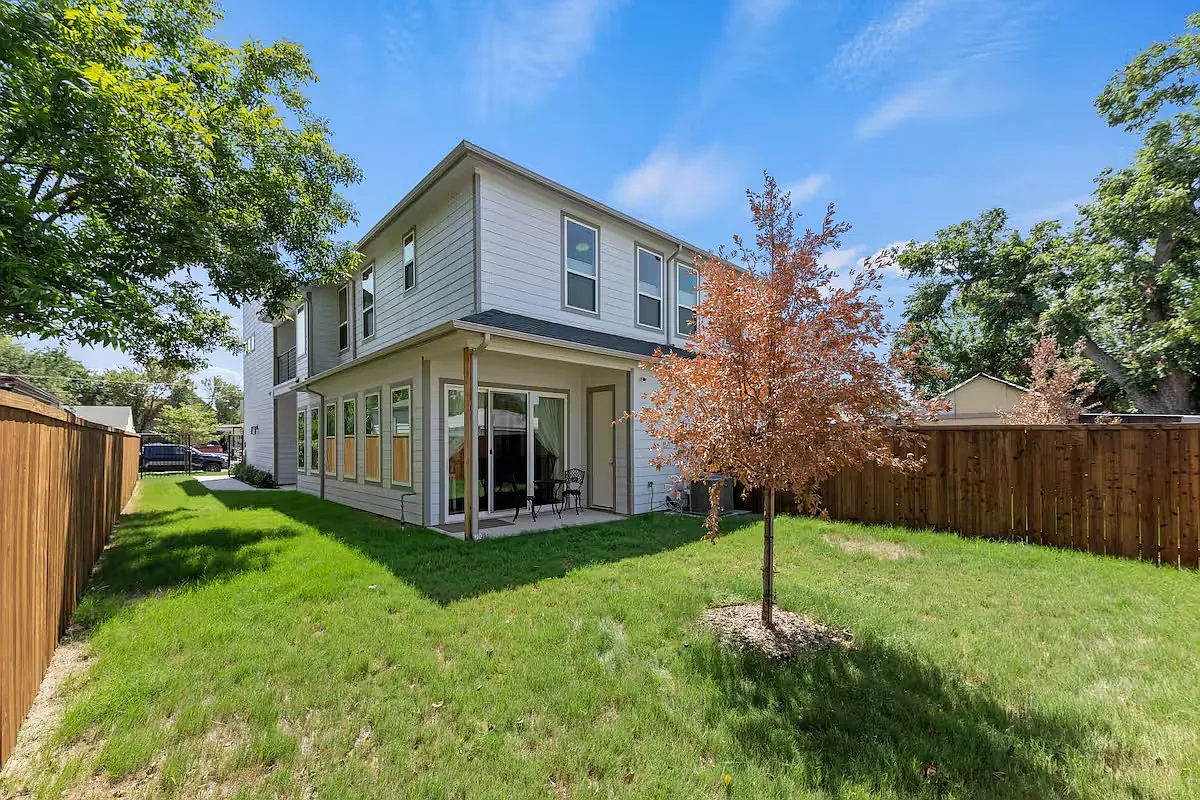 3 bed, 2.5 bath, 2038 sqft, $4,595 — Photo 2