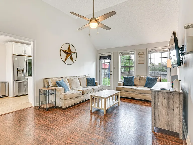 413 Caney Ln — Photo 3