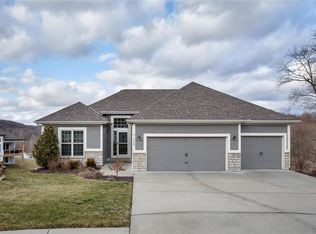 5740 NW Heritage Hill Rd, Parkville, MO 64152