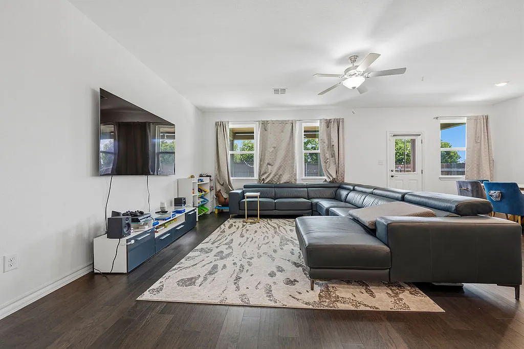 5 bed, 2950 sqft, $2,695 — Photo 2