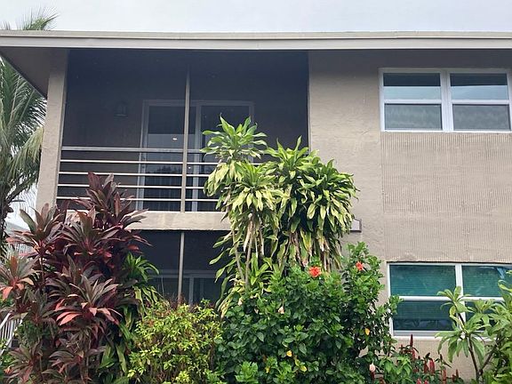 2ND FLOOR APARTMENT WITH SCREENED BALCONY