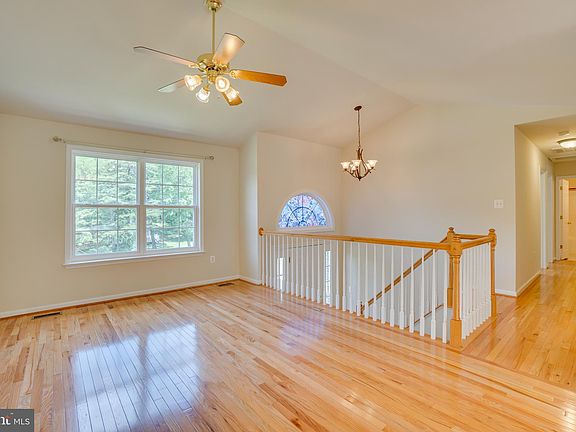 3rd image of 34 Hidden Lake Dr