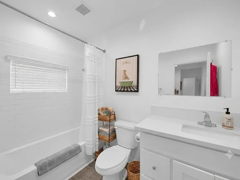 570 N Cambridge St — Photo 2