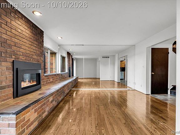 3rd image of 2126 Bryanston Crescent St