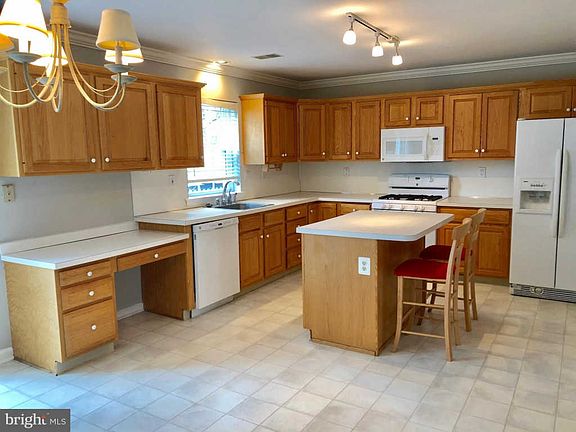 3rd image of 905 Kennedy Ct