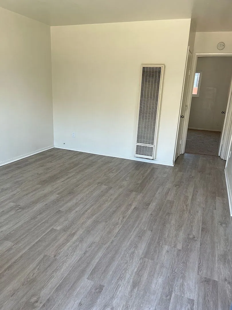 North Park - Large Lower 1br/1ba Unit, Coin Laundry On Site — Photo 3