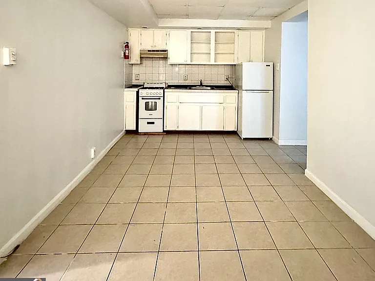 1447 Oxford Rd NE — Photo 3