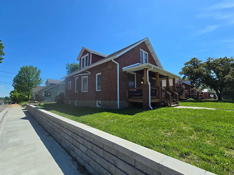 715 W 2nd St — Photo 3