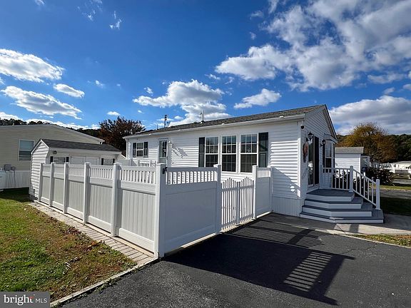 3rd image of 11928 W Yardarm Dr