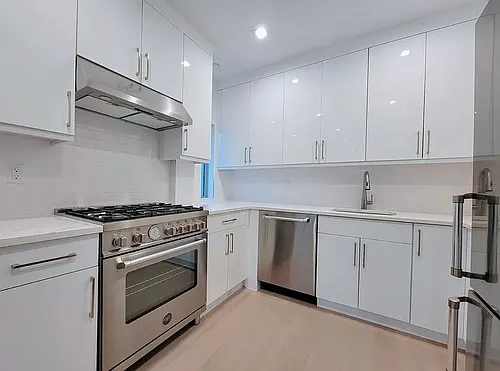 4244 Crescent St #5A Photo 1
