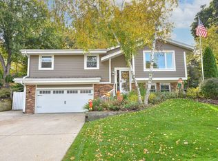 617 Coventry Ln, Hartland, WI 53029