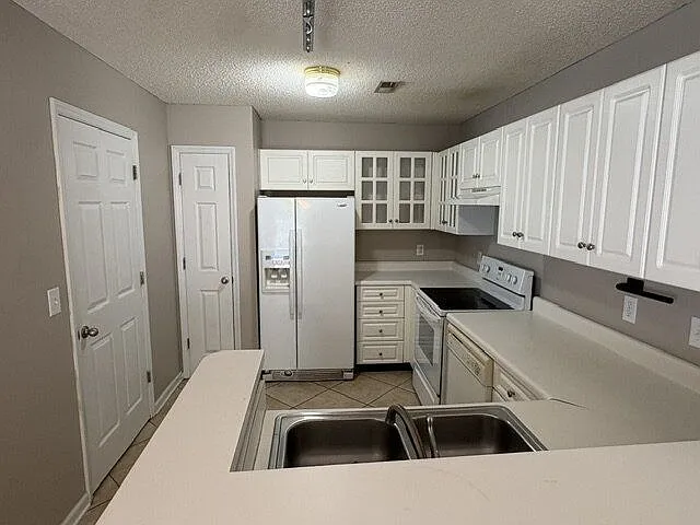 120 Breezewood Dr — Photo 5