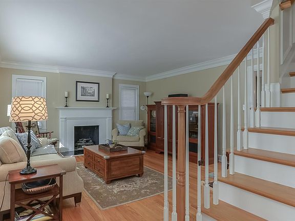 4th image of 335 Queensway Dr
