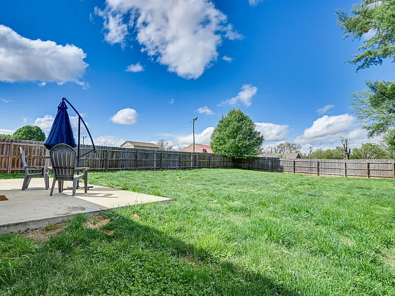 413 Caney Ln — Photo 23