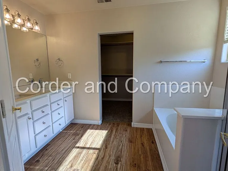 8827 Hampton Ave NE — Photo 29
