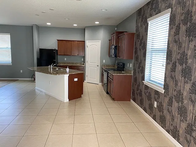 610 Silverthorn Place - 1 — Photo 3