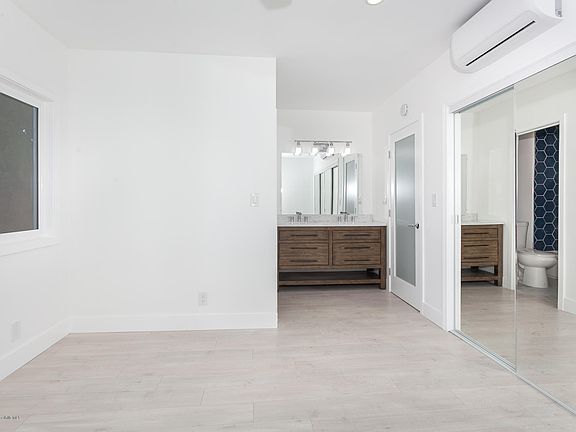 5th image of 6133 Whitsett Ave APT 32