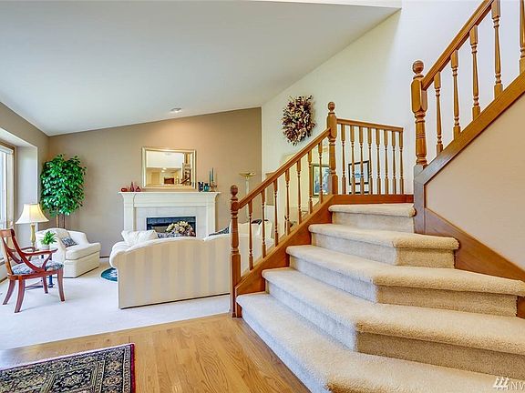 The rounded staircase allows open sight lines to the upper level. 