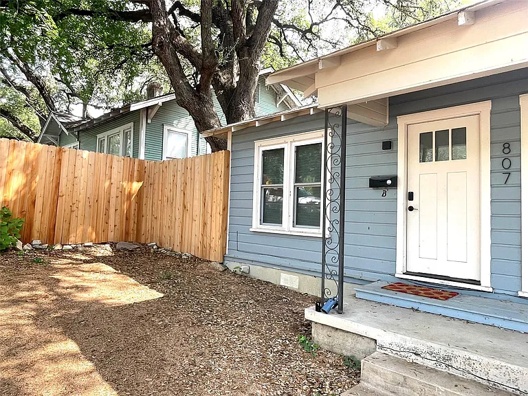 807 E Riverside Dr #B — Photo 3