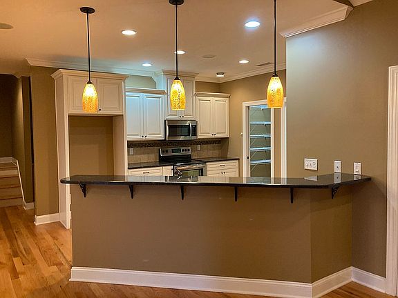 KITCHEN W/ BAR